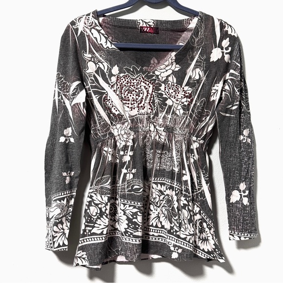 Y2K M by AMOUR Gray White Floral Embellished V-Neck Long Sleeve Top Size Small - Picture 1 of 13